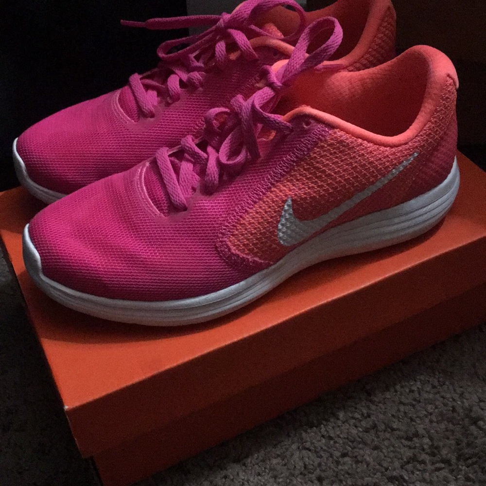 Nike - Picture 2 of 4